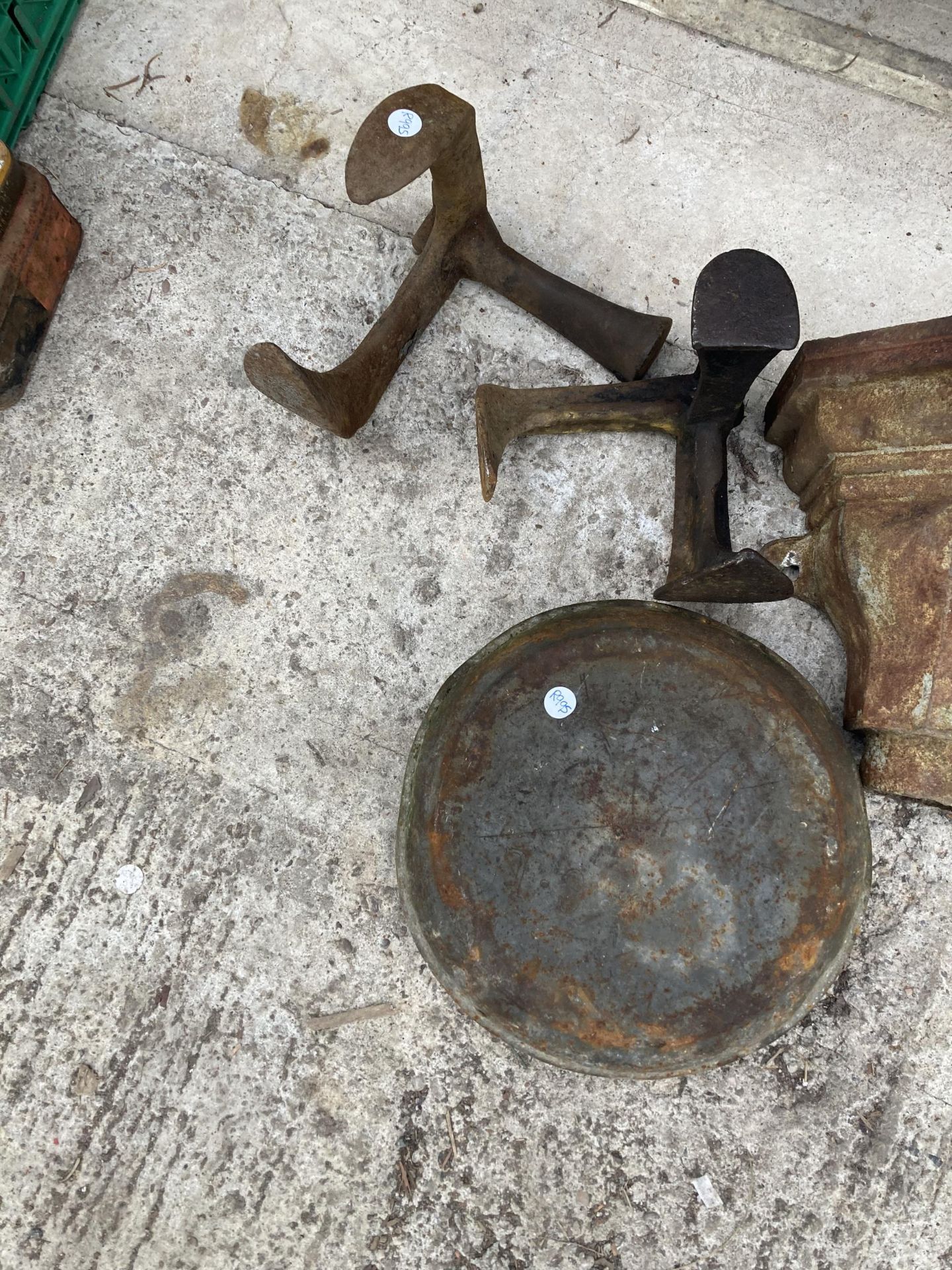 AN ASSORTMENT OF VINTAGE ITEMS TO INCLUDE COBBLERS LASTS AND CAST IRON GUTTER HOPPERS ETC - Image 3 of 3