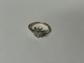 A 9CT YELLOW GOLD DAISY DESIGN RING, SIZE J 1/2 COMPLETE WITH PRESENTATION BOX
