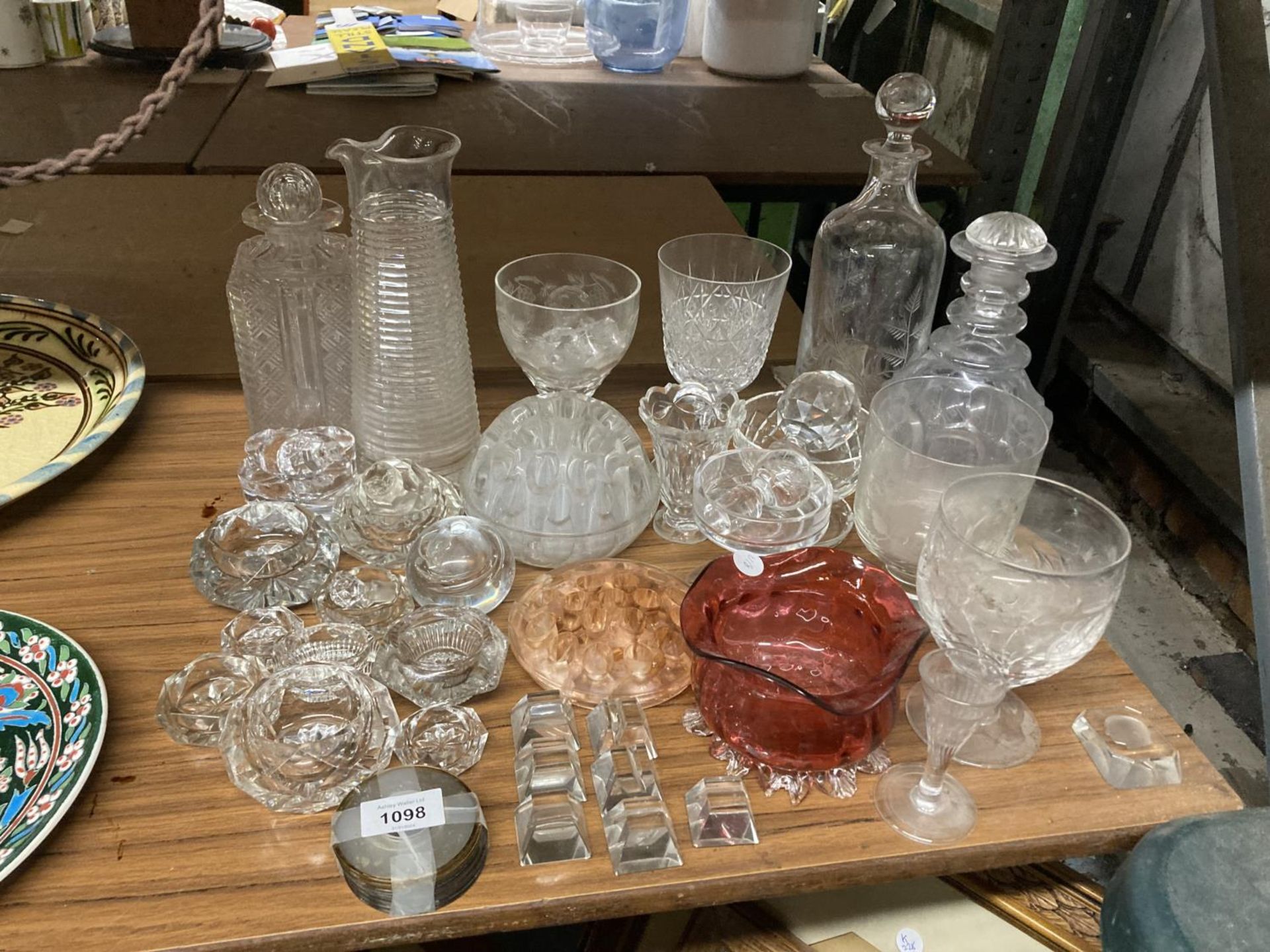 A LARGE QUANTITY OF GLASSWARE TO INCLUDE DECANTERS, NAMECARD HOLDERS, CRANBERRY FOOTED BOWL,