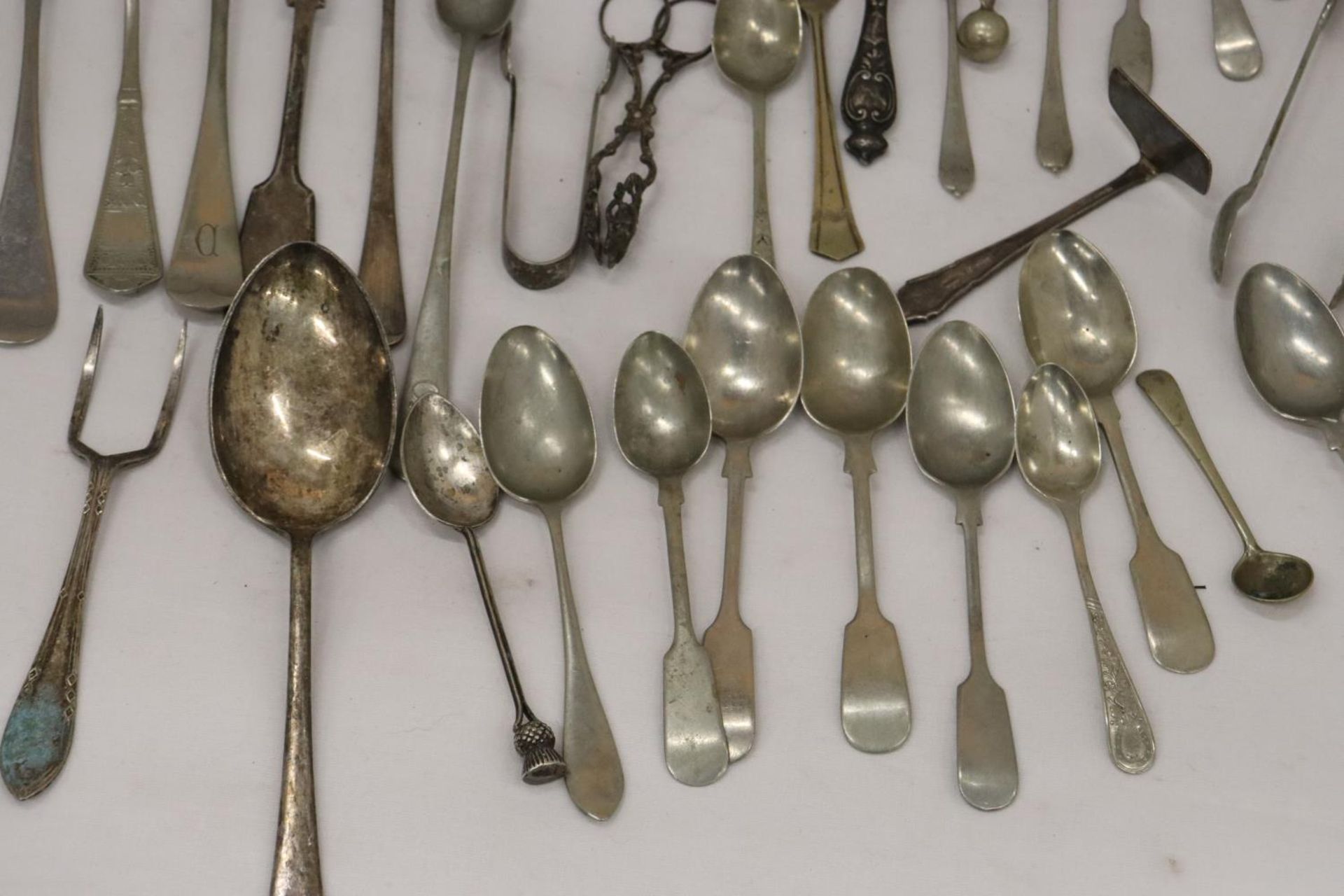 A QUANTITY OF VINTAGE FLATWARE TO INCLUDE A HALLMARKED 'THISTLE' SILVER TEASPOON AND AN OXO SPOON - Image 7 of 7