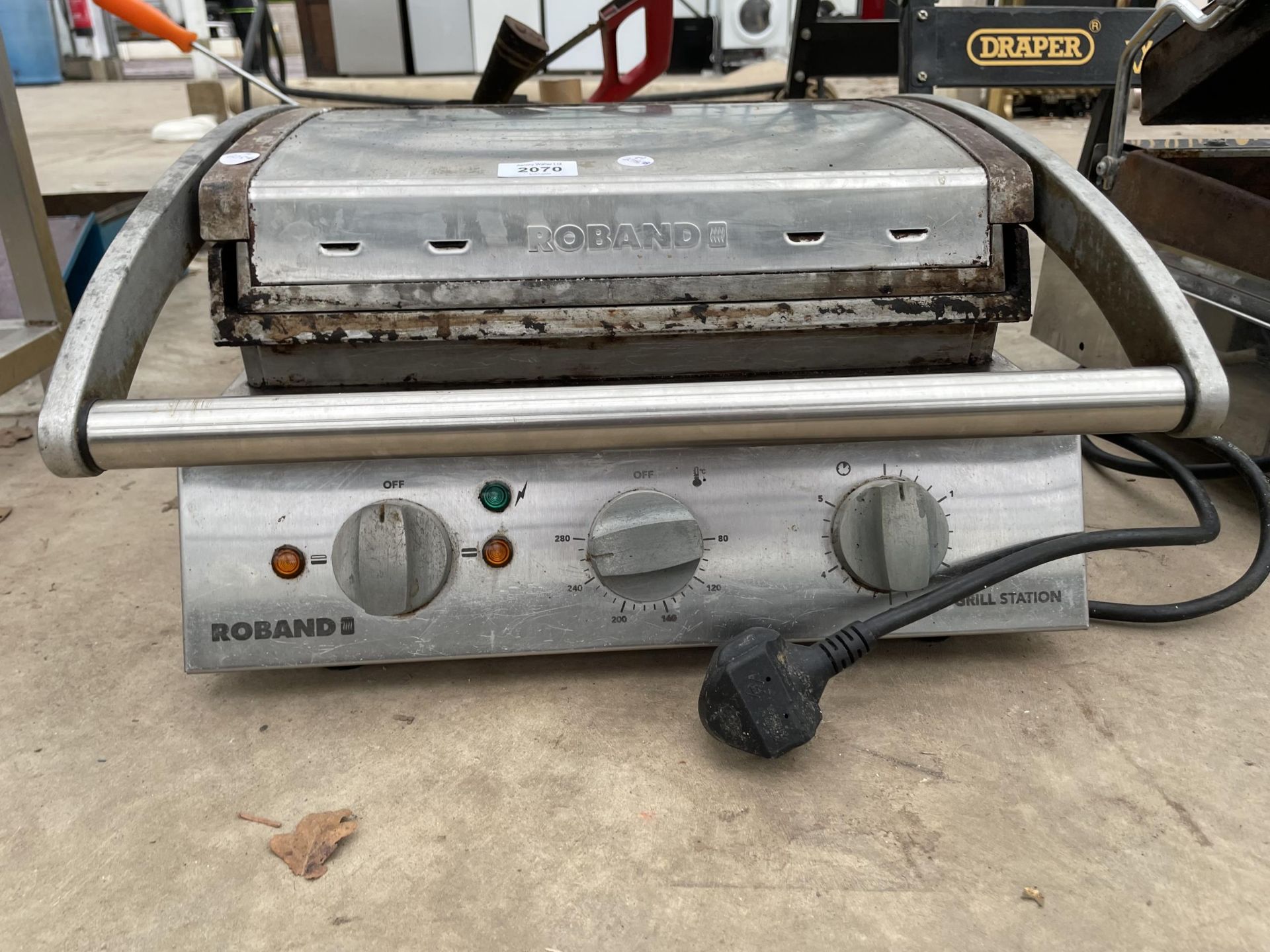 A STAINLESS STEEL ROBAND GRILL STATION - Bild 2 aus 3
