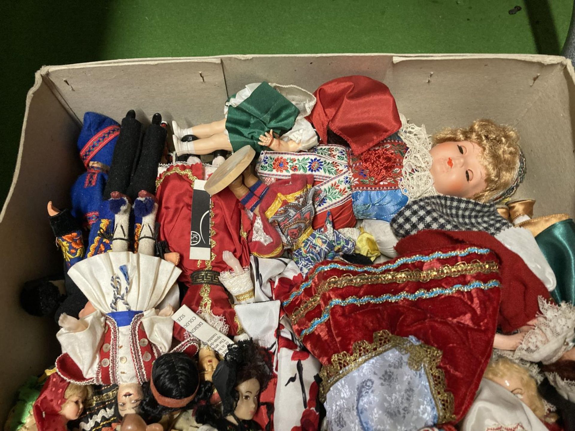 A LARGE COLLECTION OF DOLLS FROM AROUND THE WORLD - Bild 4 aus 4