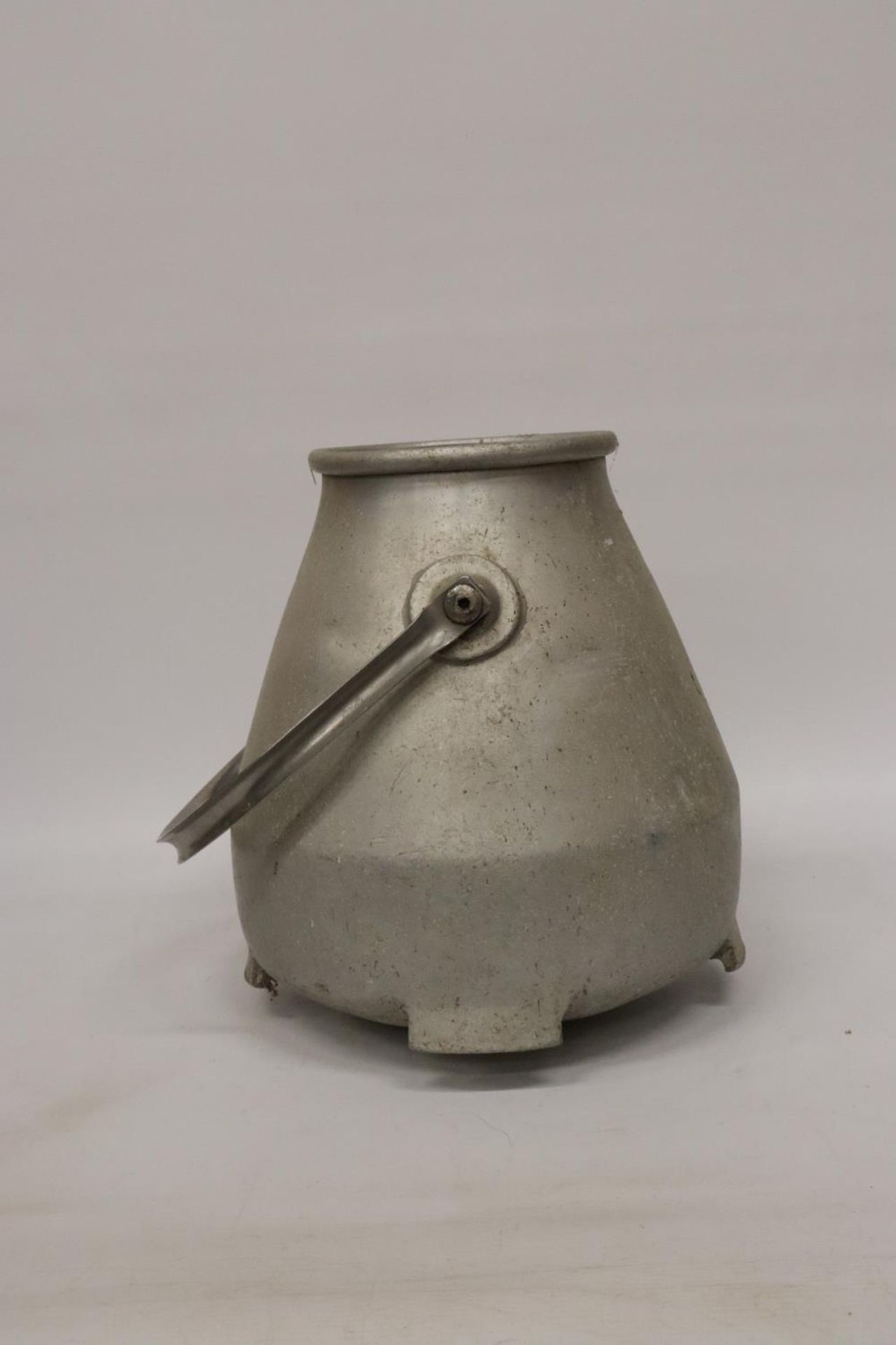 A GALVANISED MILK CHURN, HEIGHT 37CM