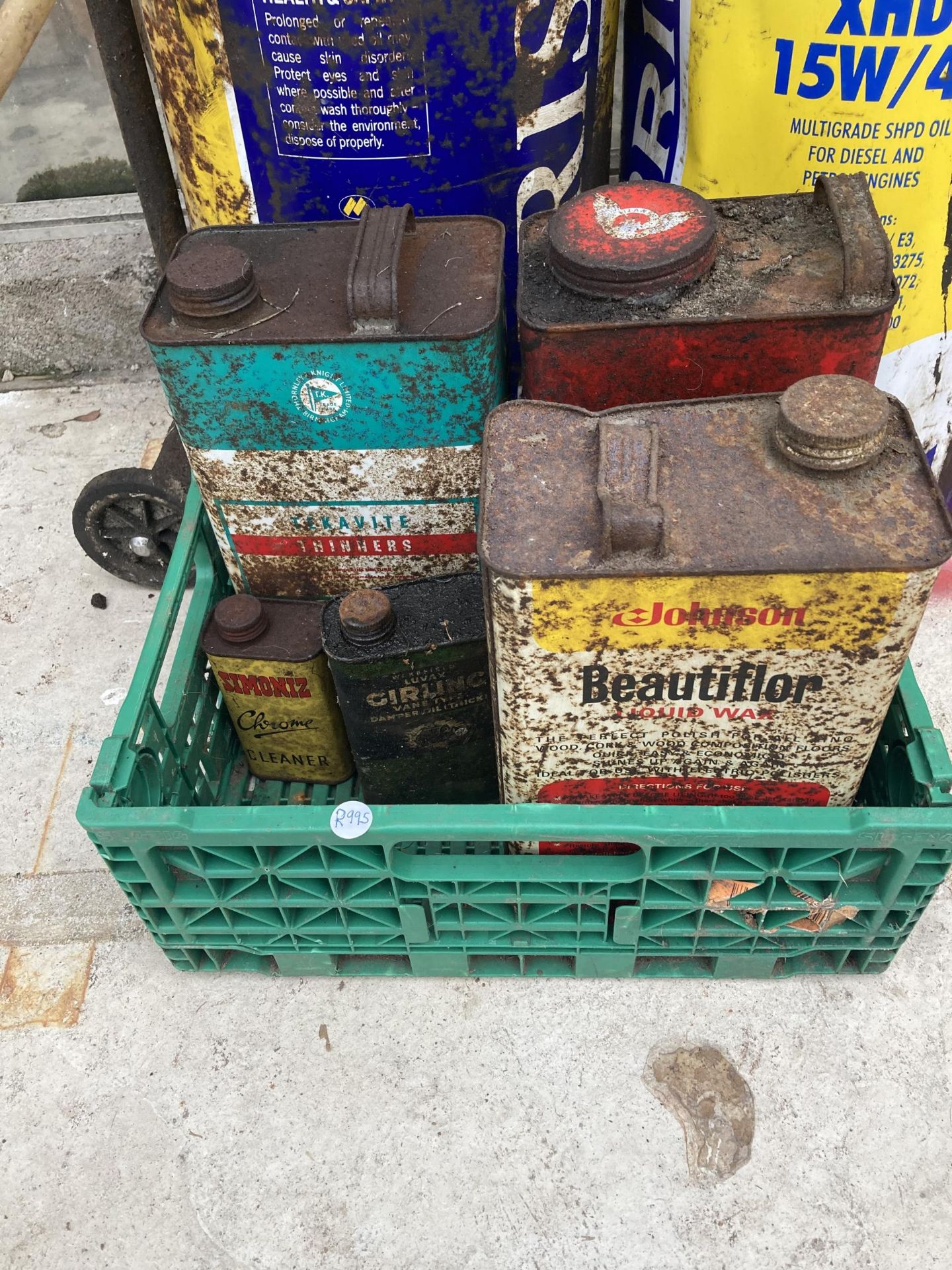 AN ASSORTMENT OF VINTAGE OIL AND GREASE CANS TO INCLUDE MORRIS AND SIMONIZ ETC - Image 2 of 4