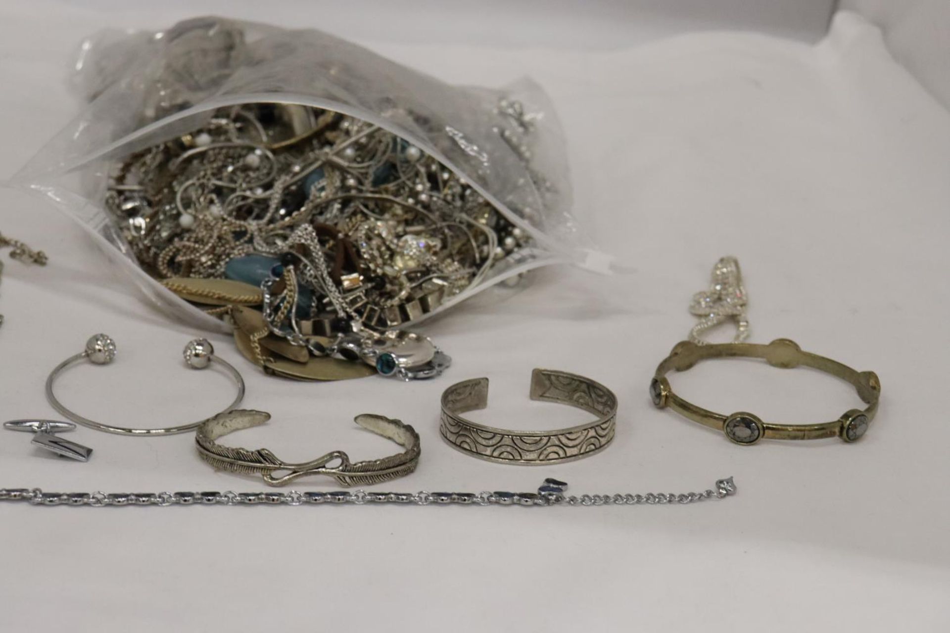 A LARGE QUANTITY OF WHITE METAL COSTUME JEWELLERY - Image 5 of 5