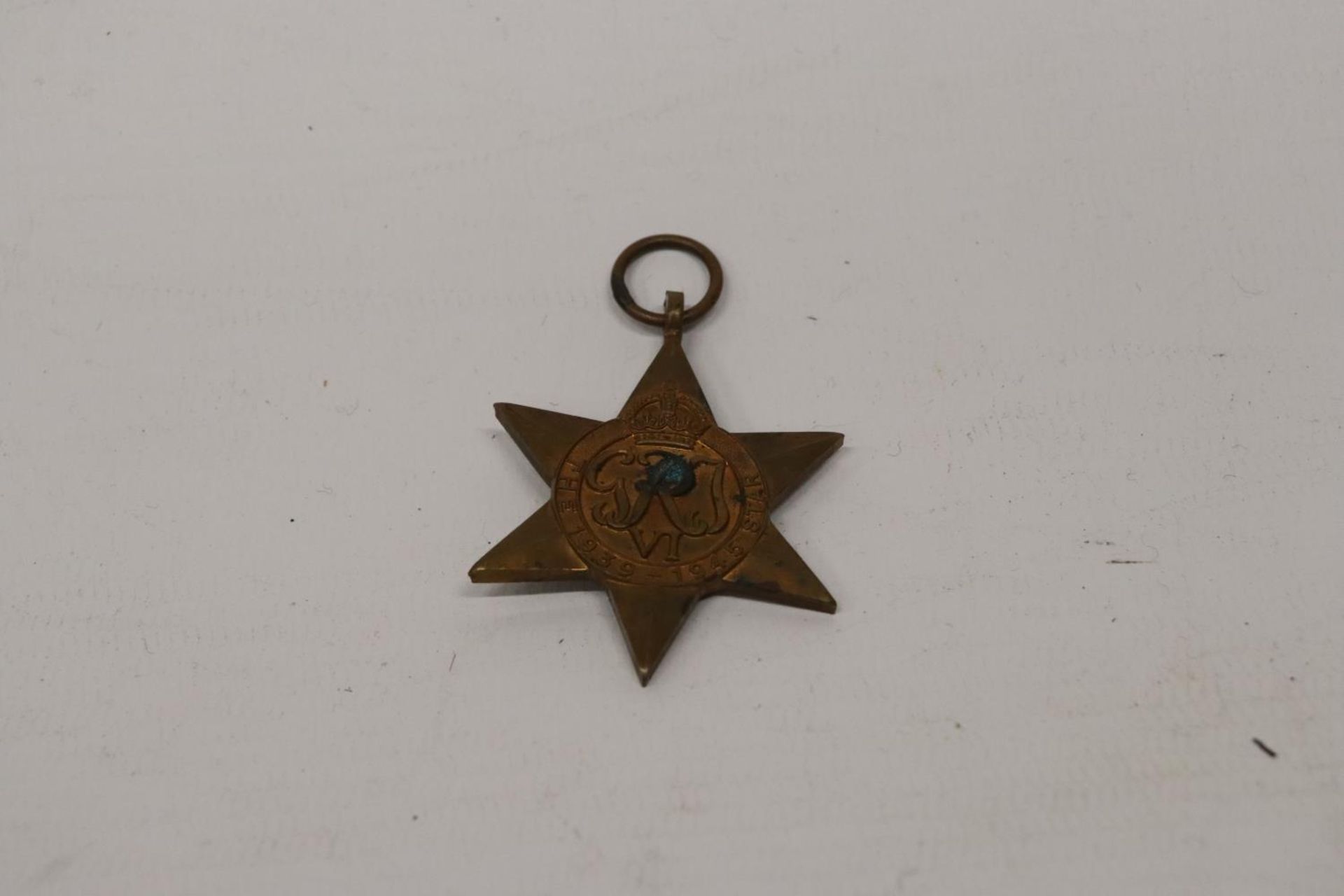 A BRITISH WORLD WAR 11 STAR MEDAL - Image 3 of 3