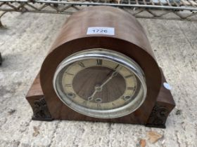A VINTAGE WOODEN WESTMINISTER CHIMING MANTLE CLOCK