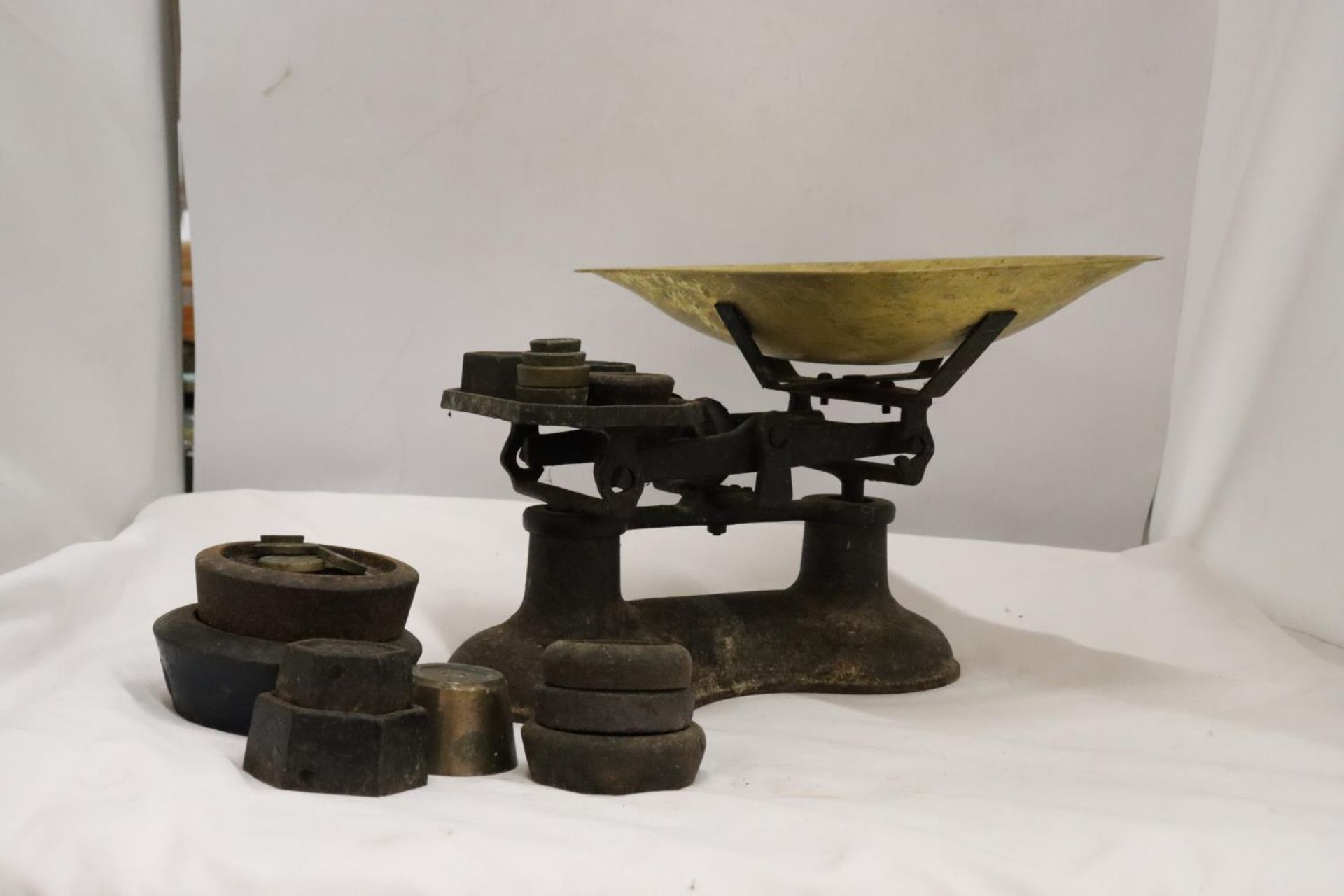 A HEAVY CAST SET OF VINTAGE SCALES WITH A BRASS PAN AND WEIGHTS