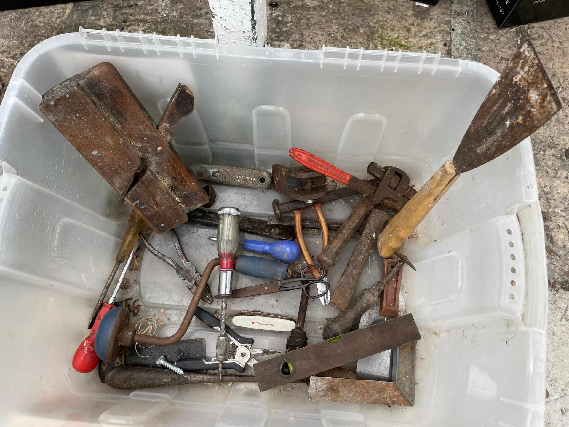 AN ASSORTMENT OF VINTAGE TOOLS TO INCLUDE A WOOD PLANE, BRACE DRILL AND STILSENS ETC - Image 3 of 5