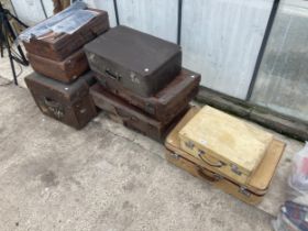 A LARGE ASSORTMENT OF VINTAGE TRAVEL CASES