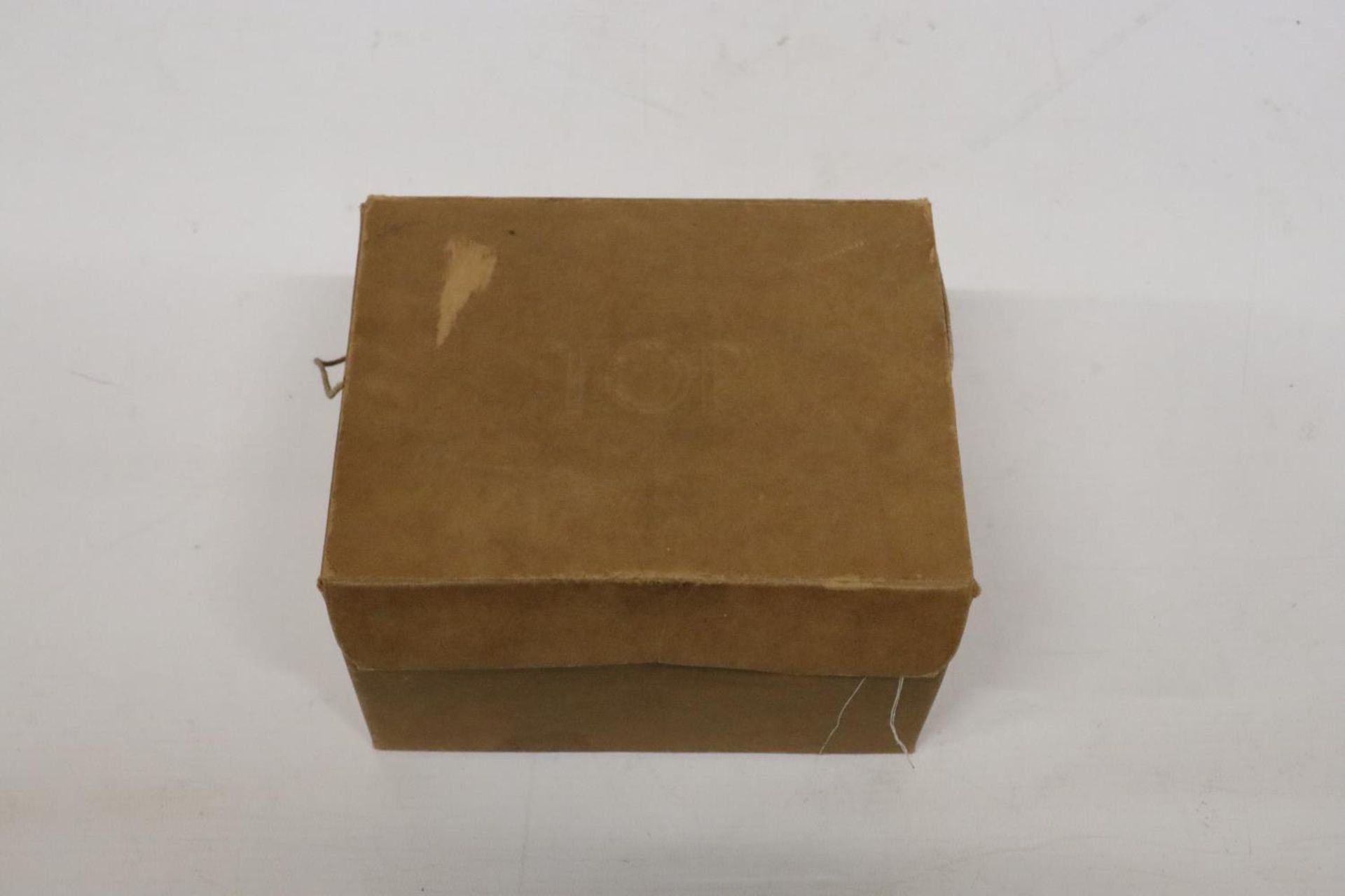 A WORLD WAR II GAS MASK IN ORIGINAL BOX - Image 3 of 5