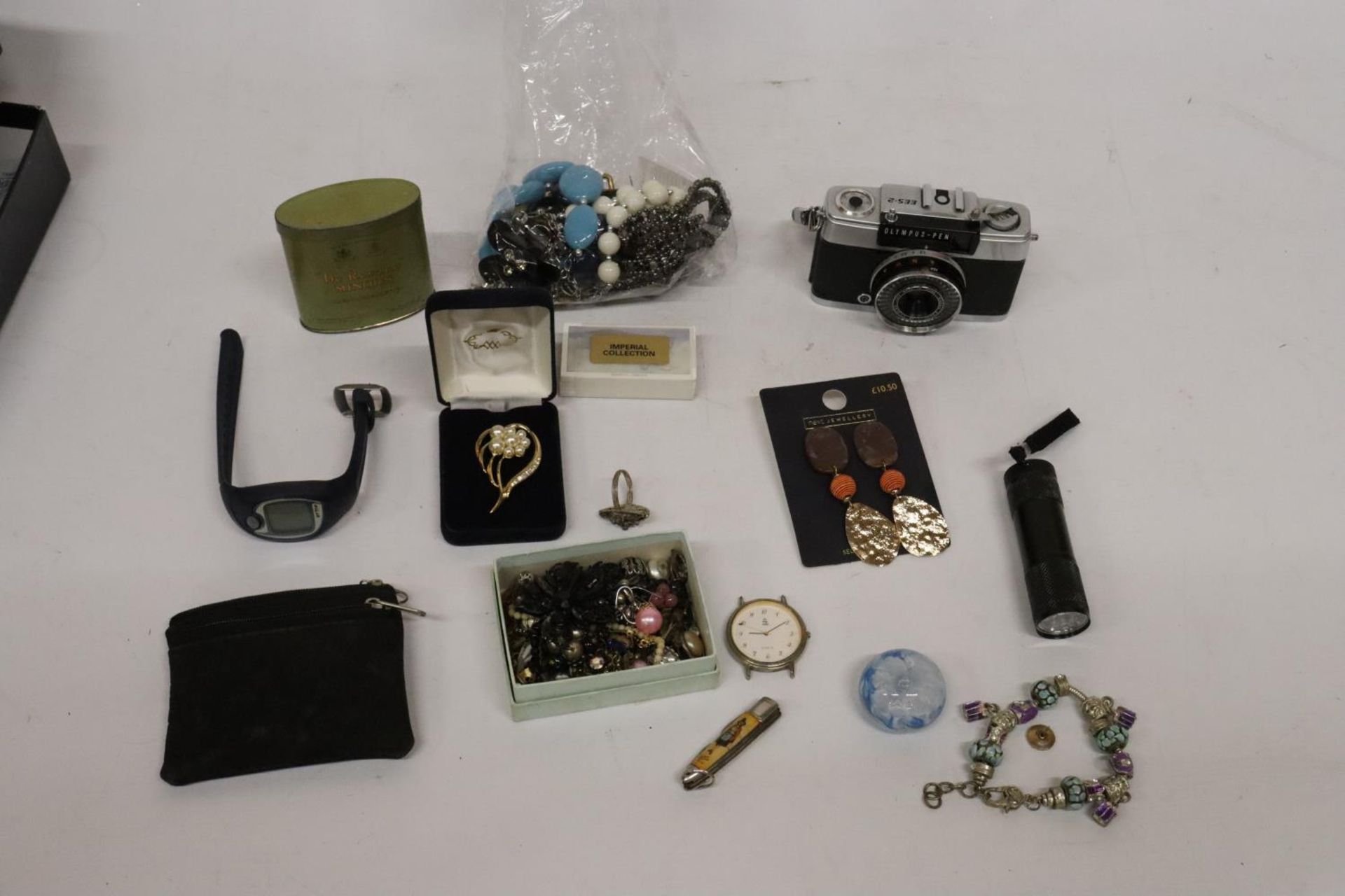 VARIOUS VINTAGE ITEMS TO INCLUDE COSTUME JEWELLERY, CAMERA, WATCHES, FLATWARE ETC