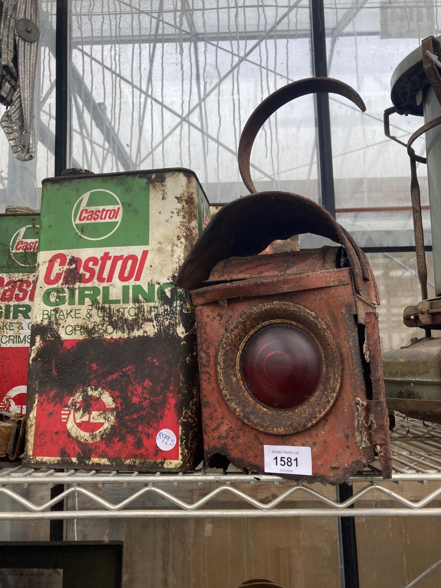 AN ASSORTMENT OF VINTAGE OIL CANS TO INCLUDE CASTROL, TO ALSO INCLUDE A CAR LIGHT AND A RAILWAY - Image 2 of 3