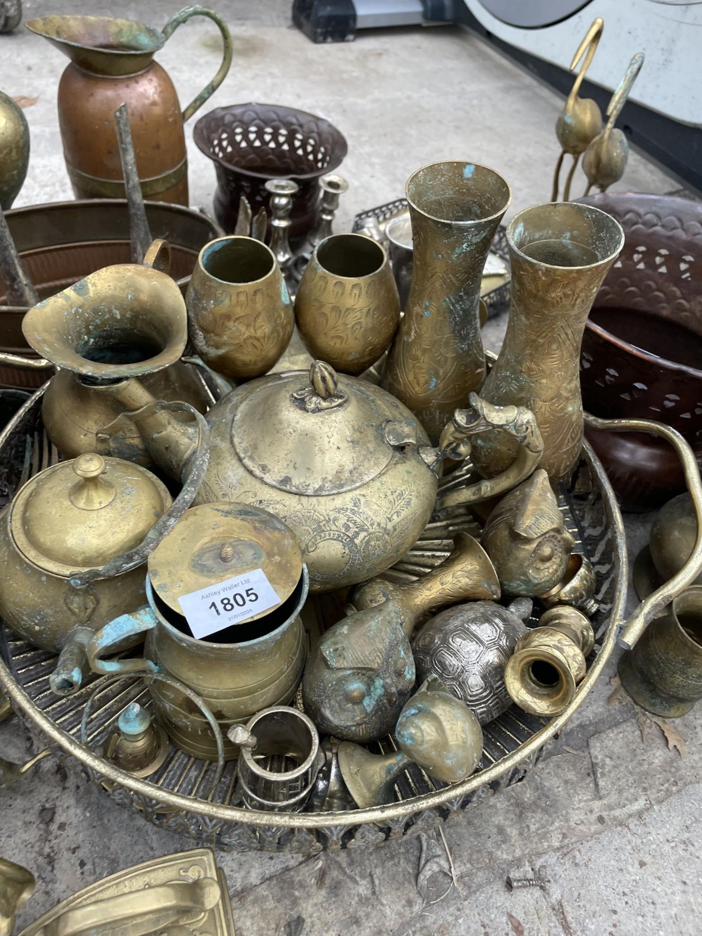 A LARGE ASSORTMENT OF METAL WARE ITEMS TO INCLUDE A COPPER VASE, BRASS GOBLETS AND BRASS FIGURES ETC - Image 4 of 6