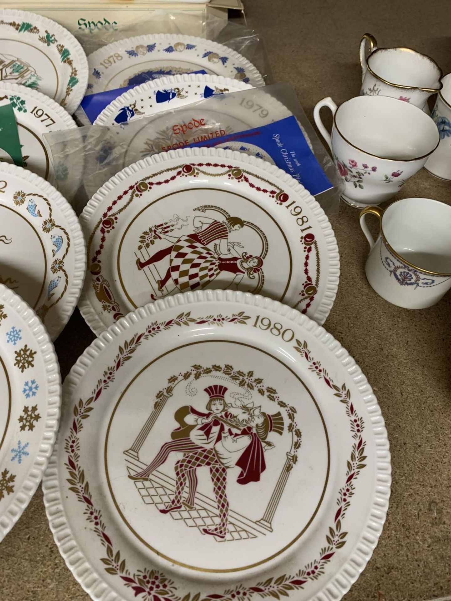 A COLLECTION OF SPODE CHRISTMAS PLATES FROM 1970 TO 1981, MOST BOXED WITH CERTIFICATES - Image 2 of 5