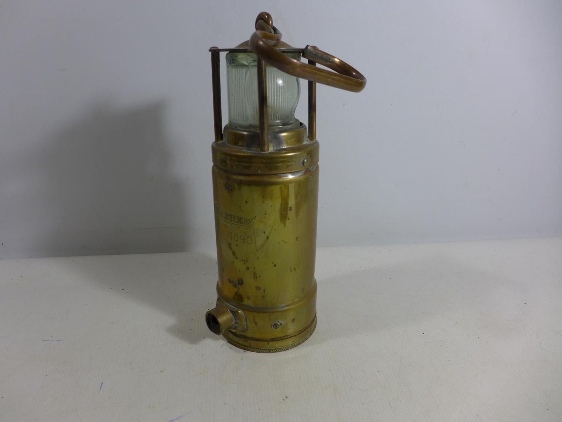 A MID 20TH CENTURY BRASS OLDHAM LAMP, HEIGHT 27CM
