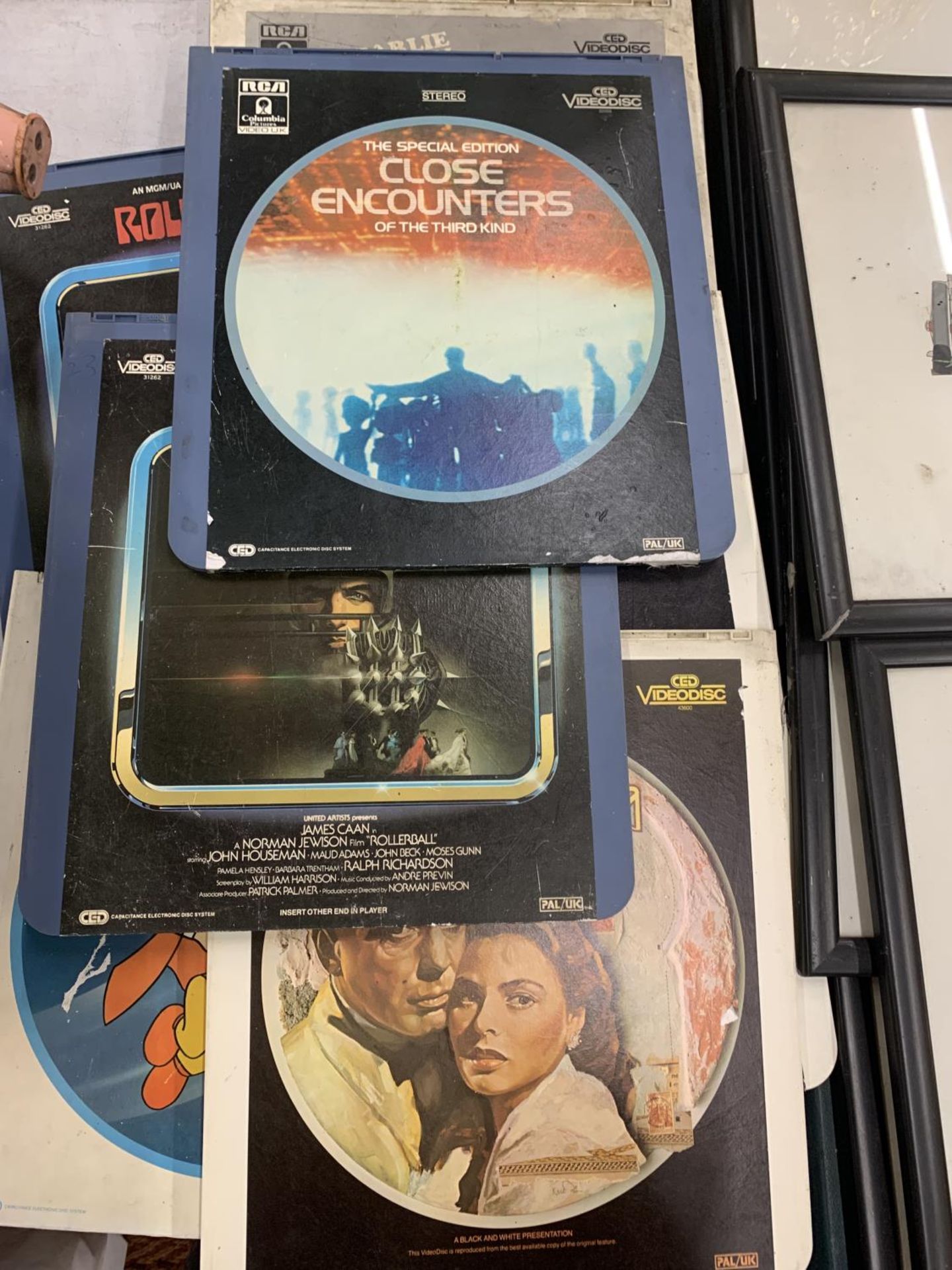 A COLLECTION OF VINTAGE VIDEO DISCS TO INCLUDE CASABLANCA, OLIVER, ROLLERBALL, MIGHTY MOUSE, ETC - 8 - Image 2 of 2