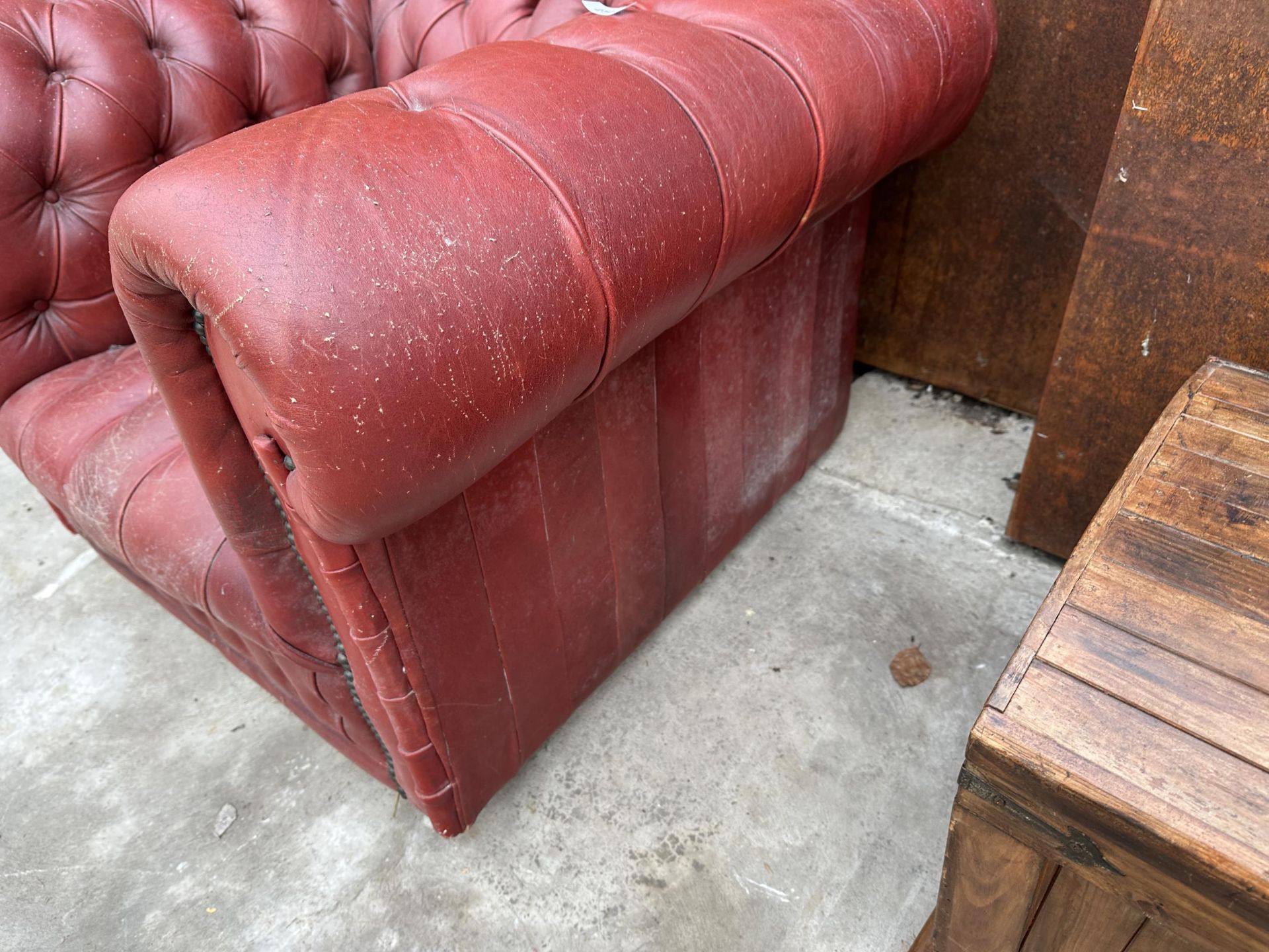 AN OXBLOOD BUTTONED LEATHER ARMCHAIR - Image 3 of 4