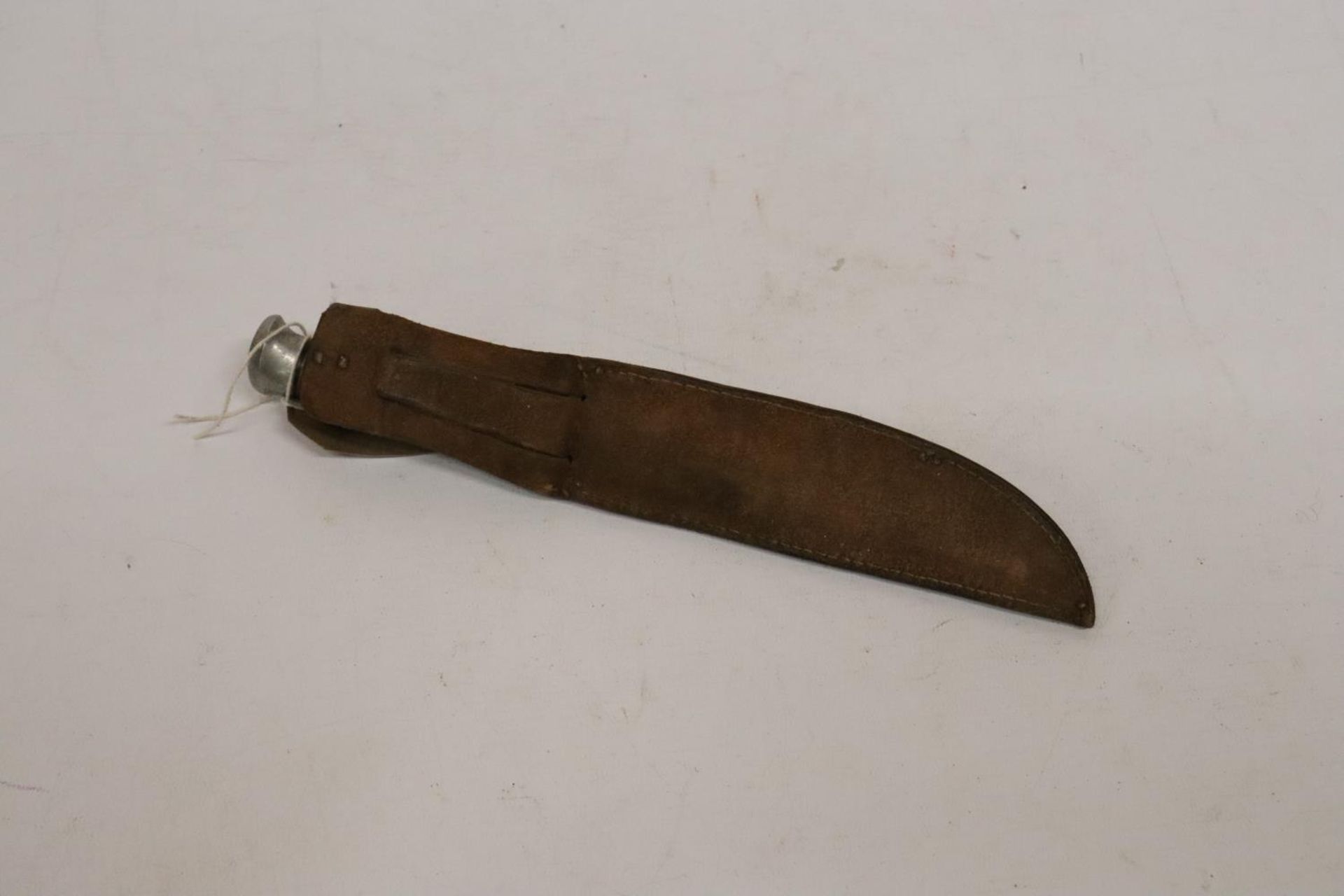 A TWIN KNIFE AND LEATHER SCABBARD, BLADES 13 AND 6CM - Image 3 of 3