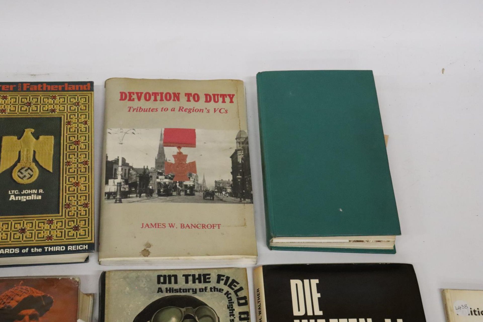A COLLECTION OF THIRTEEN BOOKS AND BOOKLETS RELATING TO WORLD WAR I AND WORLD WAR II, TO INCLUDE - Bild 5 aus 7