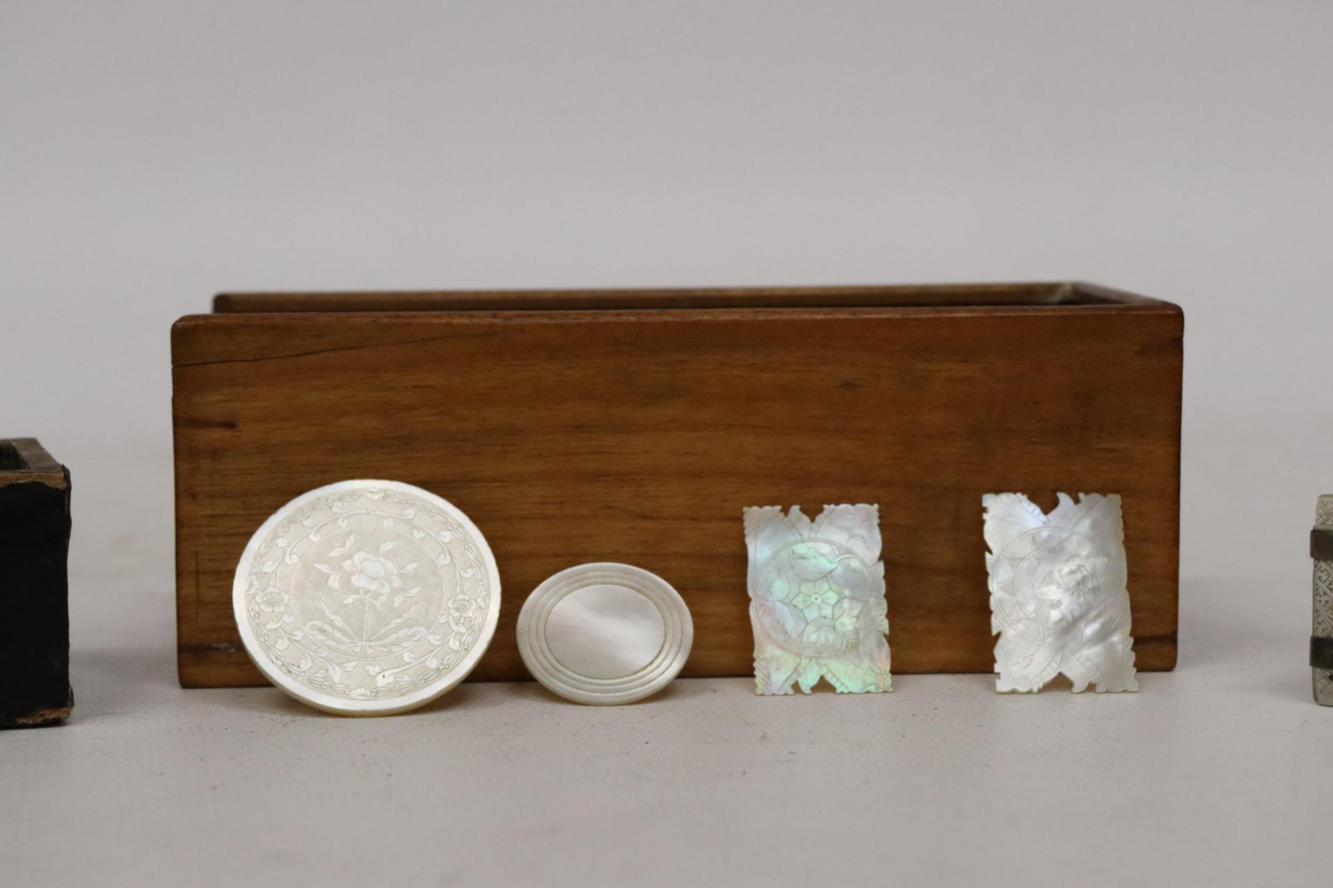 A CHINESE 19TH CENTURY MOTHER OF PEARL BOX CONTAINING GAMING COUNTERS, TWO FURTHER BOXES OF MOTHER - Image 3 of 8