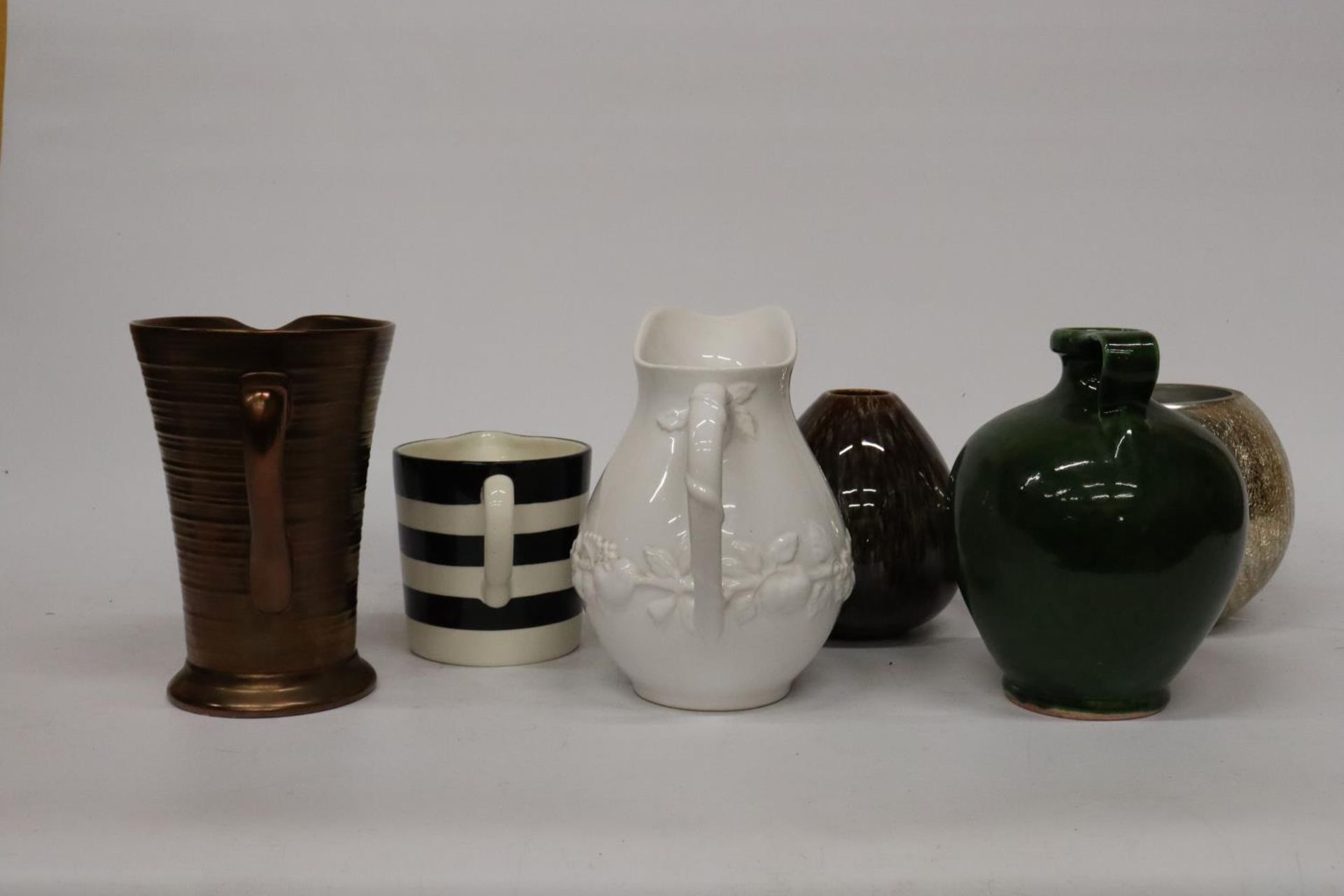 A QUATITY OF LARGE CERAMICS TO INCLUDE JUGS AND VASES - Image 4 of 4