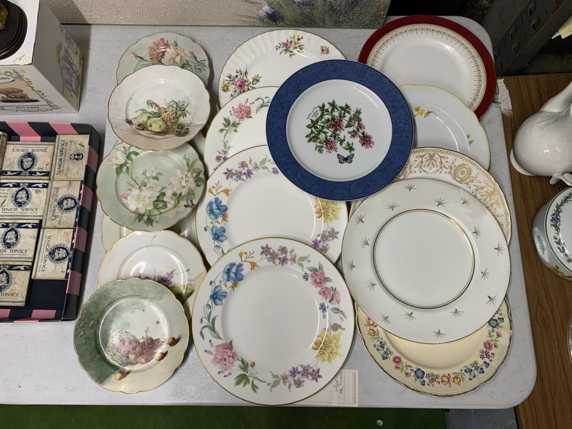 A LARGE QUANTITY OF VINTAGE PLATES TO INCLUDE ROYAL WORCESTER 'KENTMERE', ETC