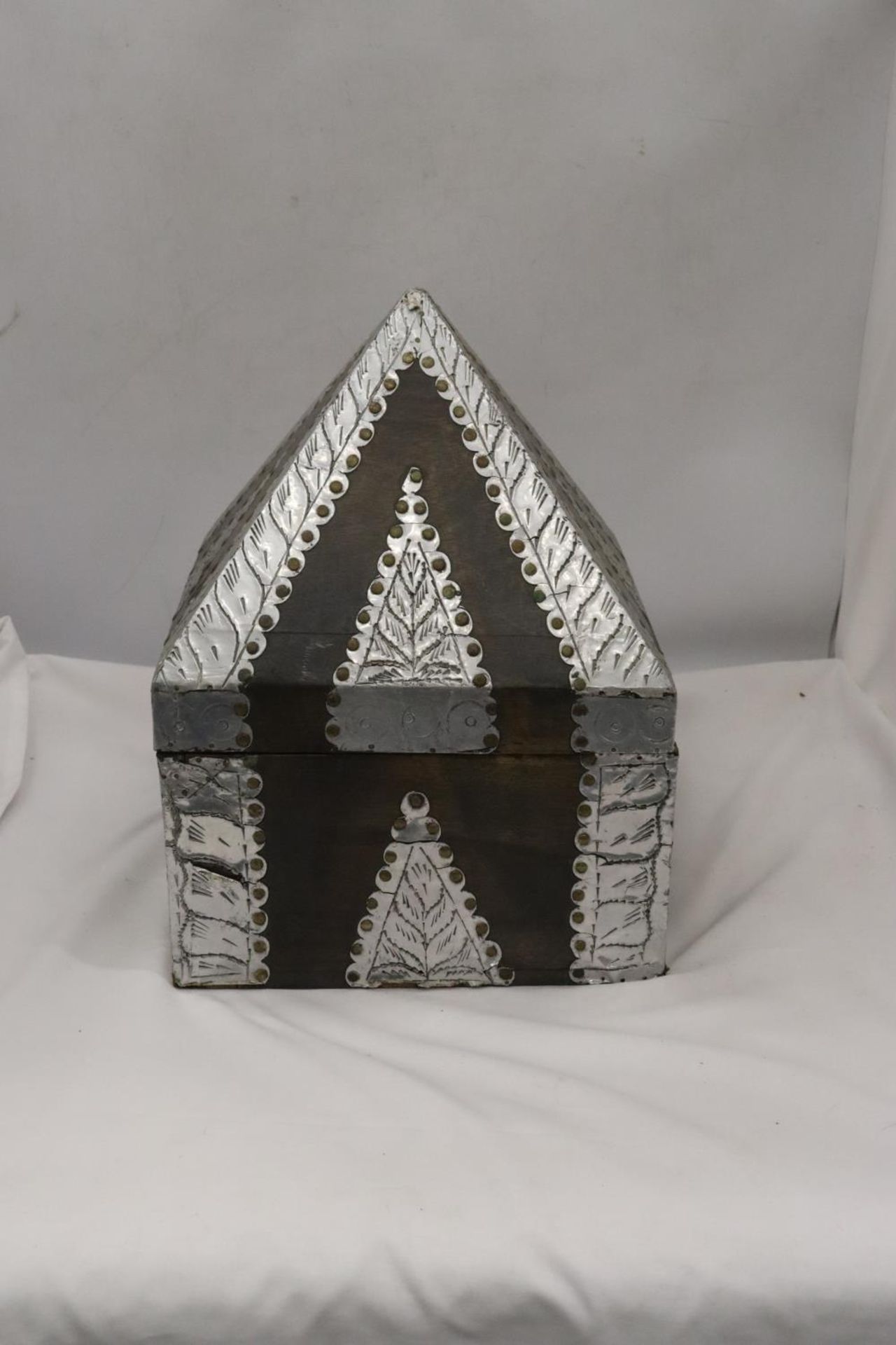 A VINTAGE WOOD AND METAL PYRAMID SHAPED BOX, HEIGHT 38CM - Image 5 of 5