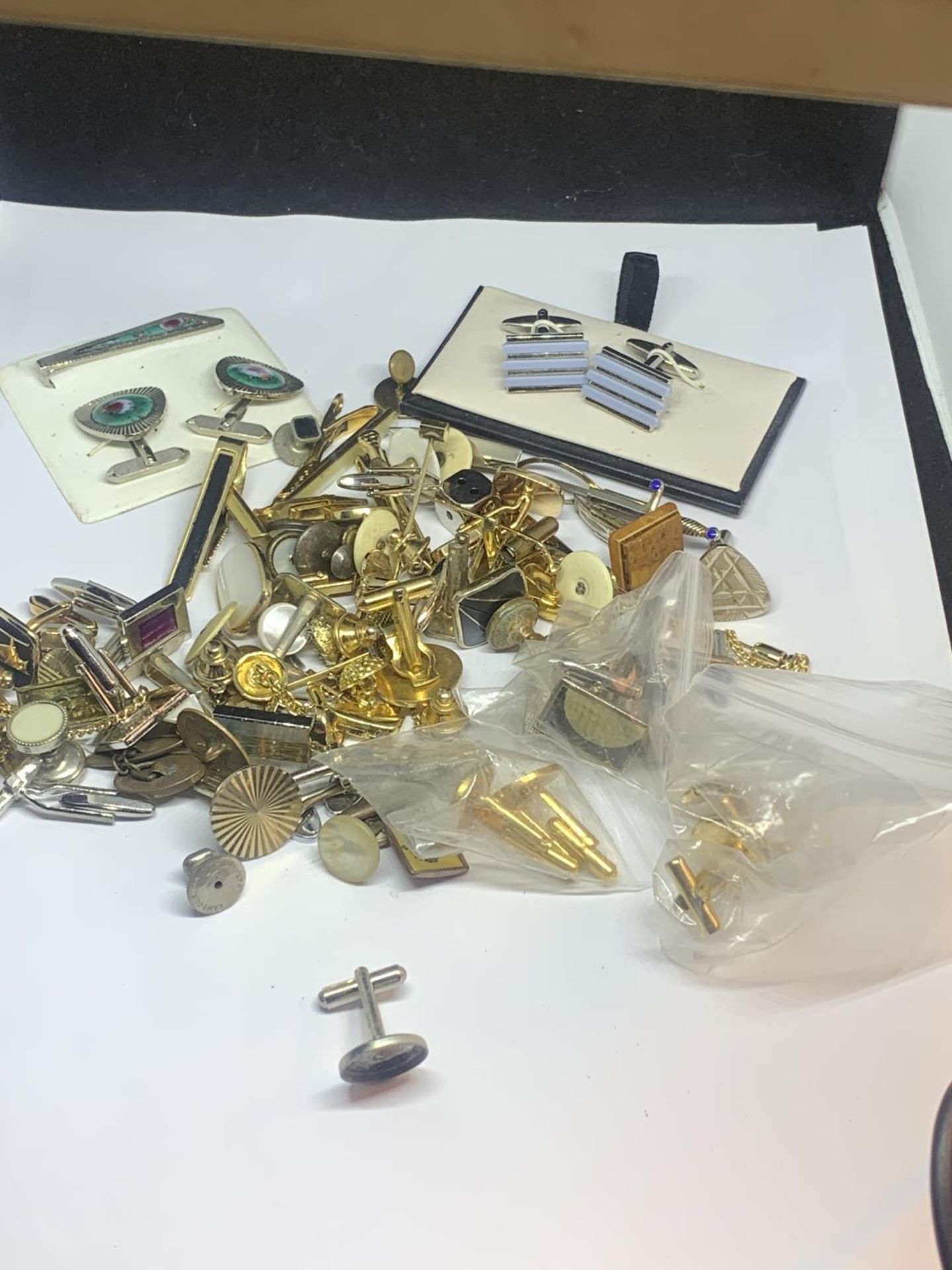 A LARGE QUANTIY OF CUFFLINKS AND TIE PINS - Bild 3 aus 7