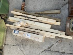 AN ASSORTMENT OF BANISTER ITEMS TO INCLUDE SPINDLES AND A NEWEL POST ETC