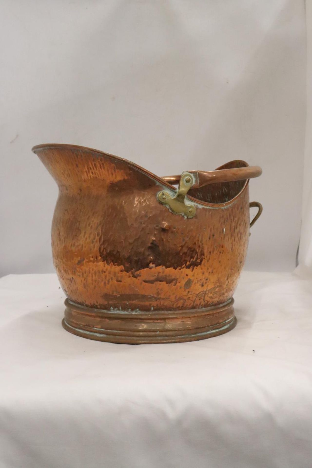 A VINTAGE HAMMERED COPPER COAL SCUTTLE - Image 2 of 4