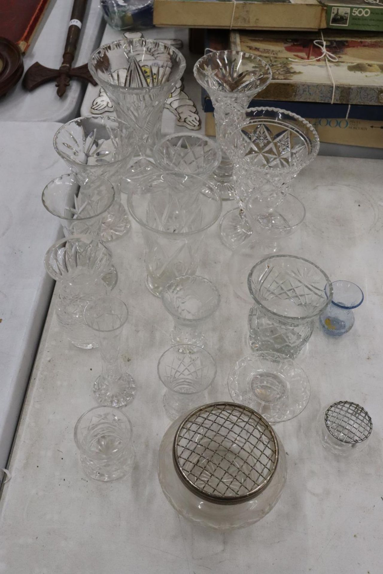 A LARGE QUANTITY OF GLASSWARE TO INCLUDE VASES AND ROSE BOWLS
