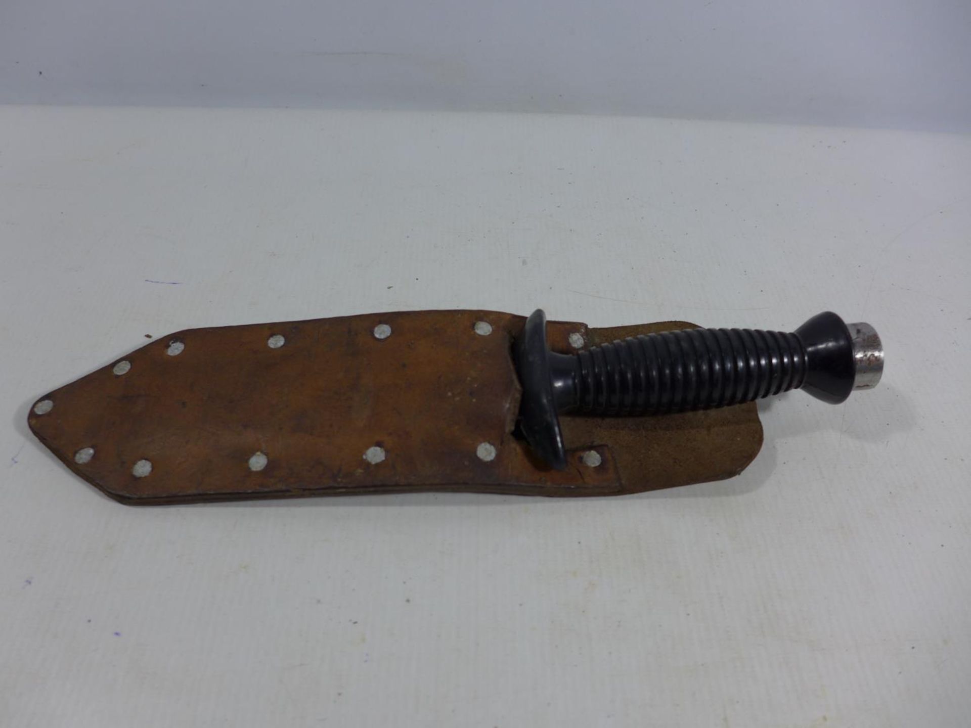 A DIVERS KNIFE AND SCABBARD, 15CM BLADE - Image 3 of 3