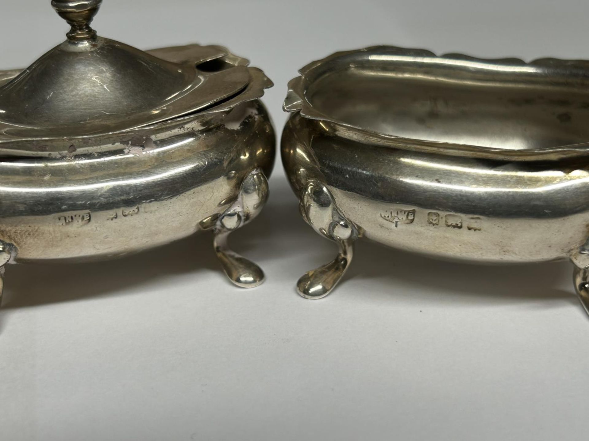 A PAIR OF MAPPIN & WEBB HALLMARKED BIRMINGHAM SILVER SALTS, WEIGHT 63.79 GRAMS (NO GLASS LINER) - Image 2 of 4