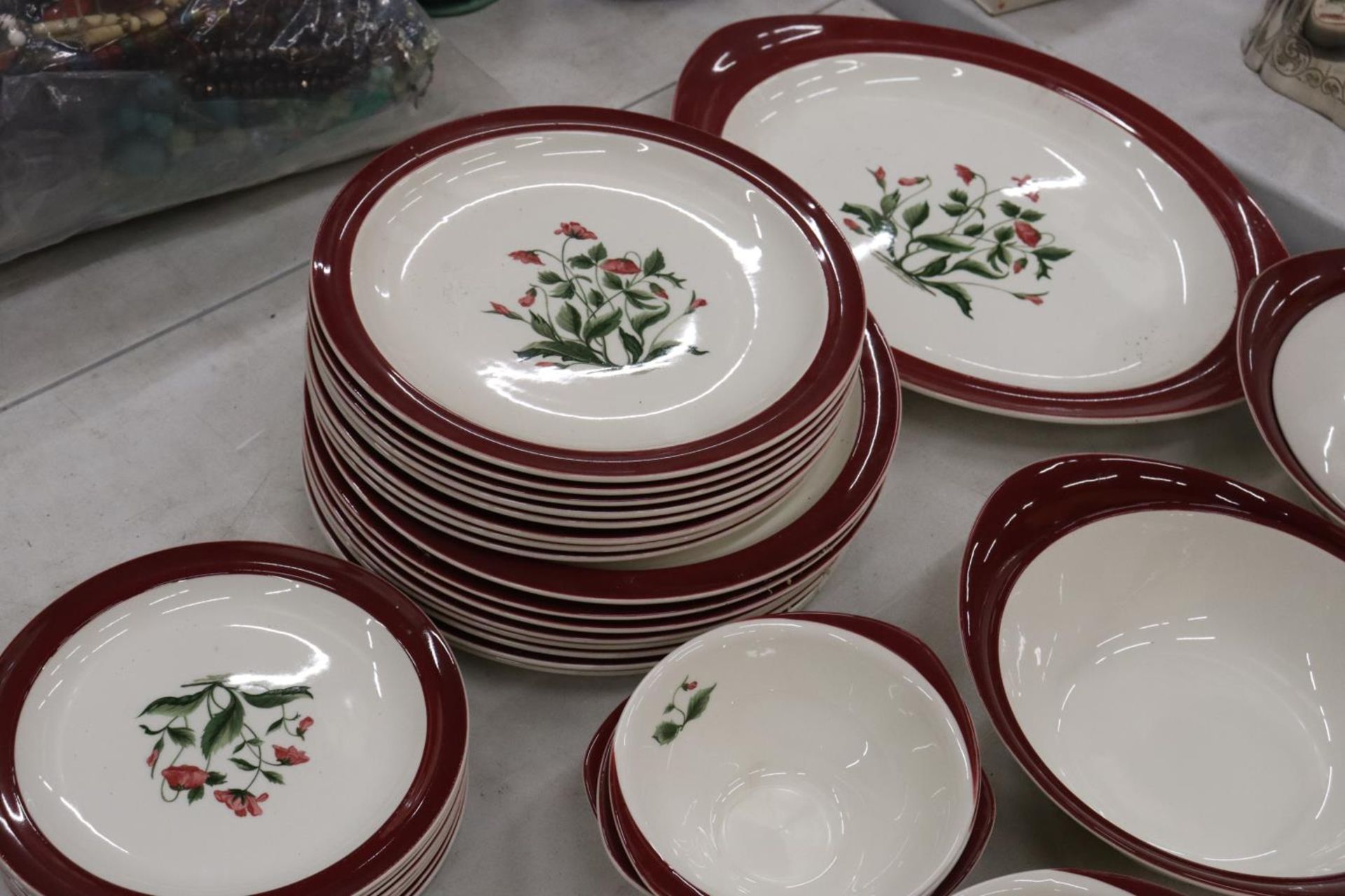 A QUANTITY OF WEDGWOOD 'MAYFIELD DINNER WARE TO INCLUDE VARIOUS SIZES OF PLATES, SERVING BOWLS, - Image 2 of 6