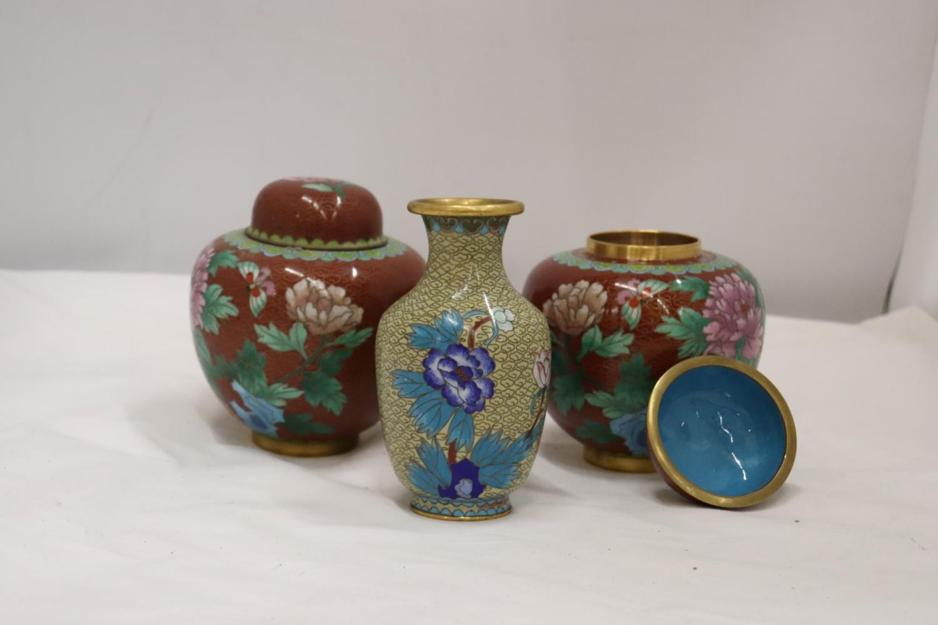 THREE PIECES OF CLOISONNE, TO INCLUDE TWO GINGER JARS AND A VASE