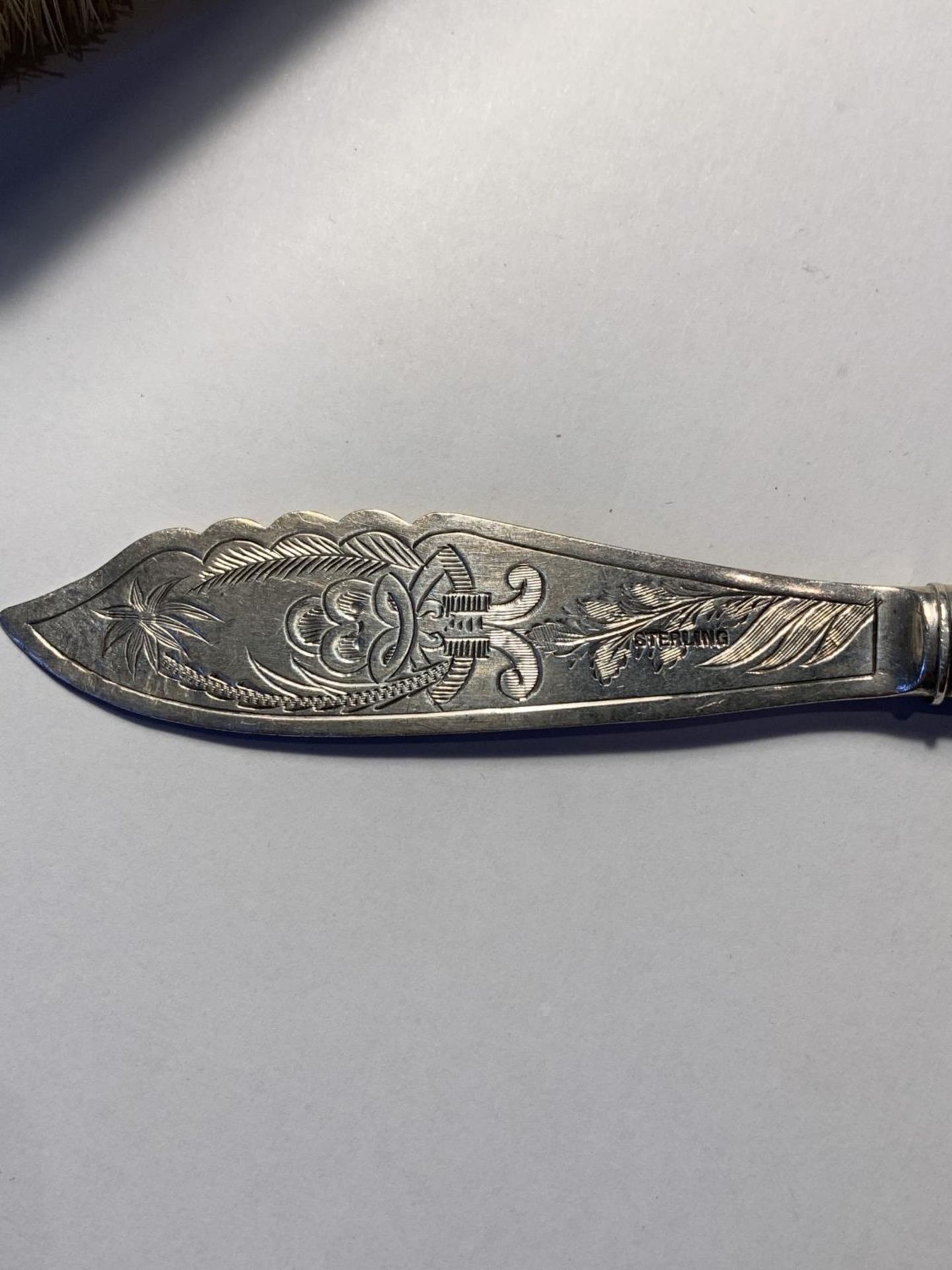 A HALLMARKED BIRMINGHAM SILVER BRUSH AND A MARKED STERLING BUTTER KNIFE - Image 2 of 5