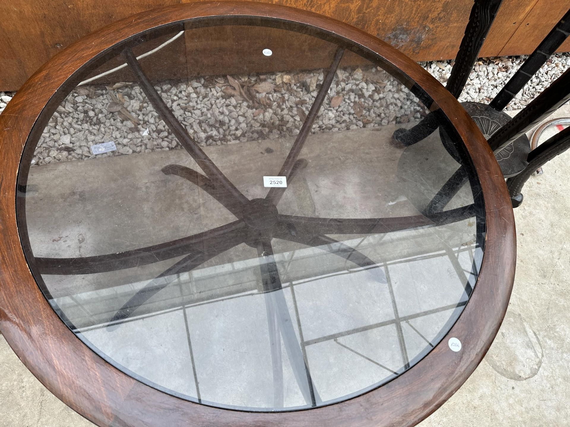 A RETRO CIRCULAR TEAK SPIDER LEG COFFEE TABLE WITH INSET GLASS TOP - Image 2 of 3