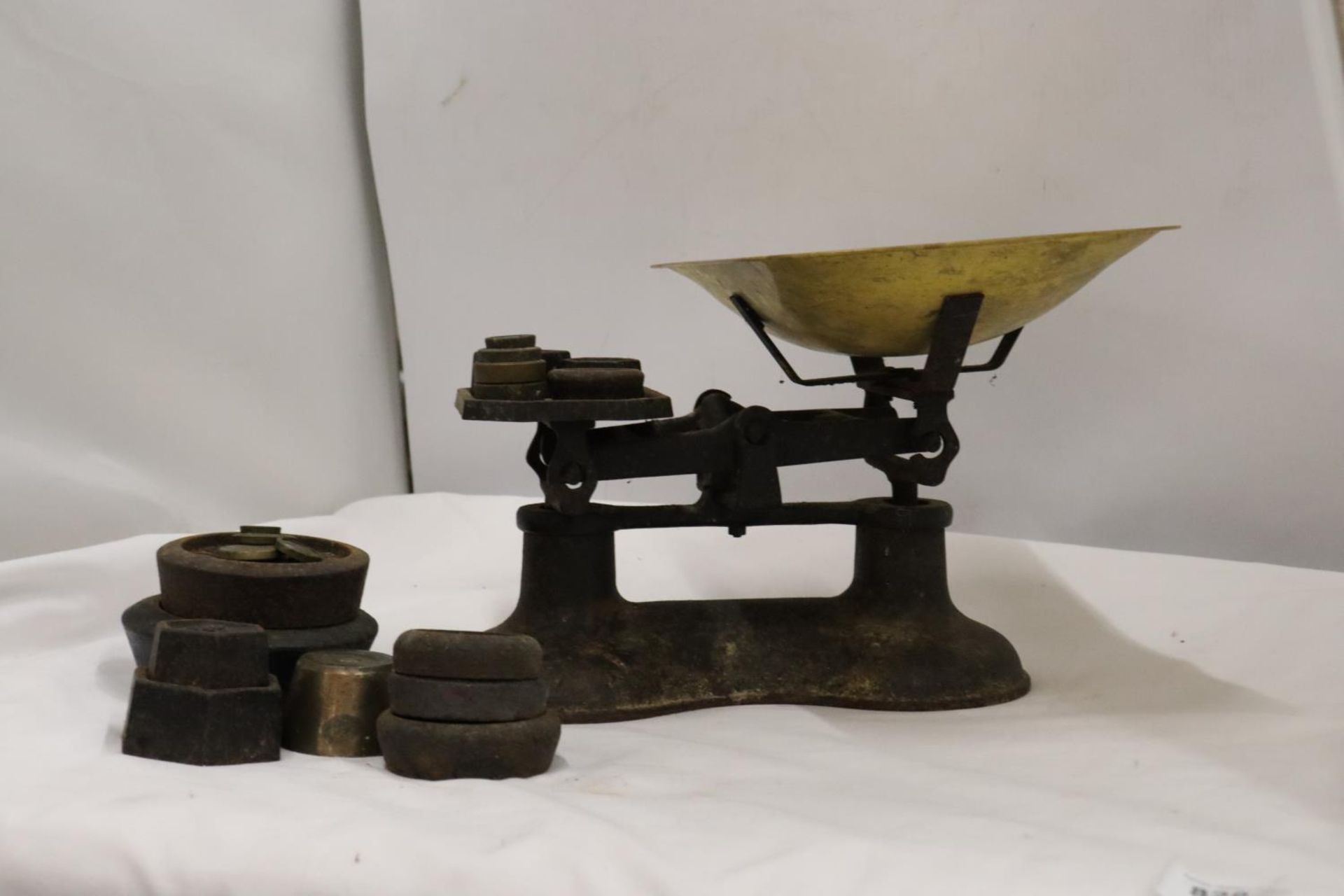 A HEAVY CAST SET OF VINTAGE SCALES WITH A BRASS PAN AND WEIGHTS - Image 4 of 6