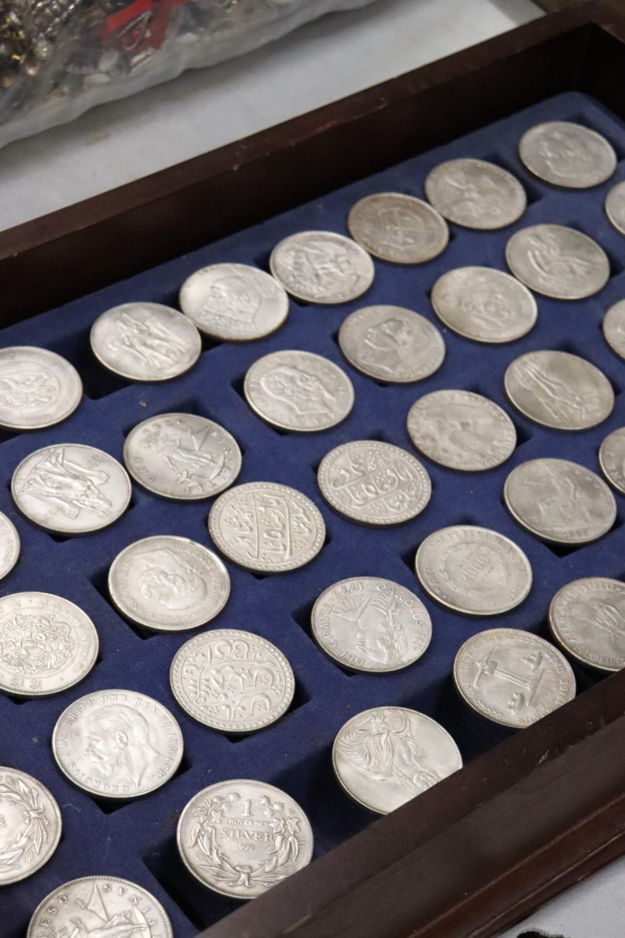 FORTY FOUR VARIOUS VINTAGE TOKENS/COINS IN A WOODEN BOX - Image 4 of 6
