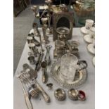 A LARGE QUANTIY OF SILVER PLATED AND WHITE METAL ITEMS TO INCLUD FLATWARE, STIRRUP CUPS,