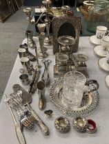 A LARGE QUANTIY OF SILVER PLATED AND WHITE METAL ITEMS TO INCLUD FLATWARE, STIRRUP CUPS,