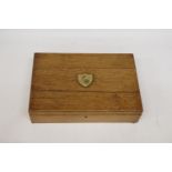 A VINTAGE OAK BOX CONTAINING A LARGE QUANTITY OF VINTAGE FLATWARE