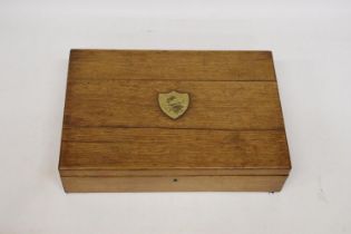 A VINTAGE OAK BOX CONTAINING A LARGE QUANTITY OF VINTAGE FLATWARE