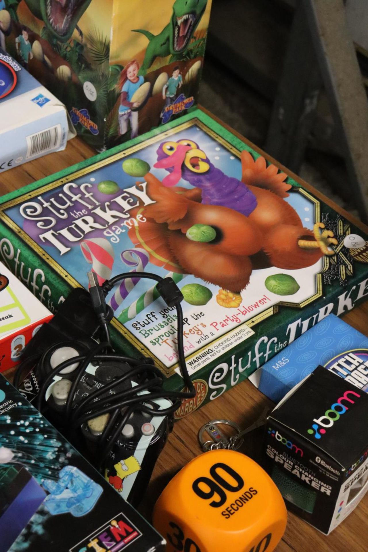 A QUANTITY OF BOARD GAMES, ETC TO INCLUDE GUESS WHO, DINO BITE, GADGET SHOP SCIENCE PENALTY SHOOT - Image 6 of 6