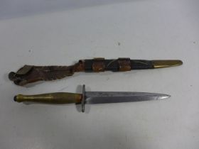 A MID 20TH CENTURY FAIRBAIRN SYKES KNIFE AND SCABBARD, 14.3CM BLADE, BRASS GRIP WITH KNURLED