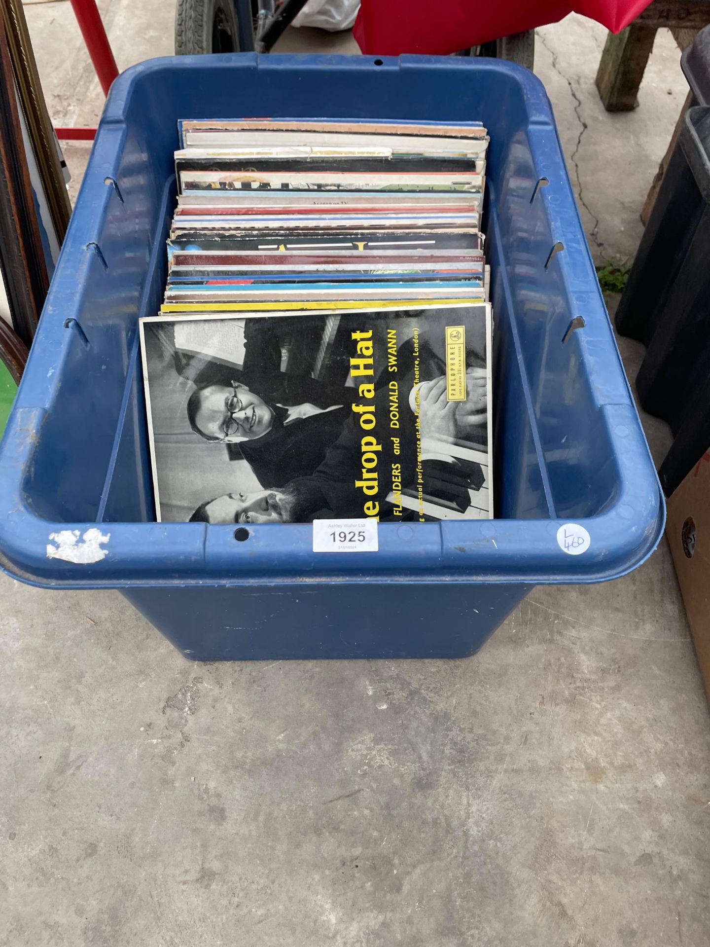 AN ASSORTMENT OF VINTAGE LP RECORDS