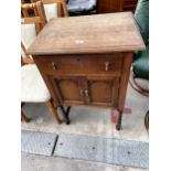 AN EARLY 20TH CENTURY OAK TWO DOOR CUPBOARD WITH FRIEZE DRAWER, ON BARLEYTWIST LEGS, 24" WIDE