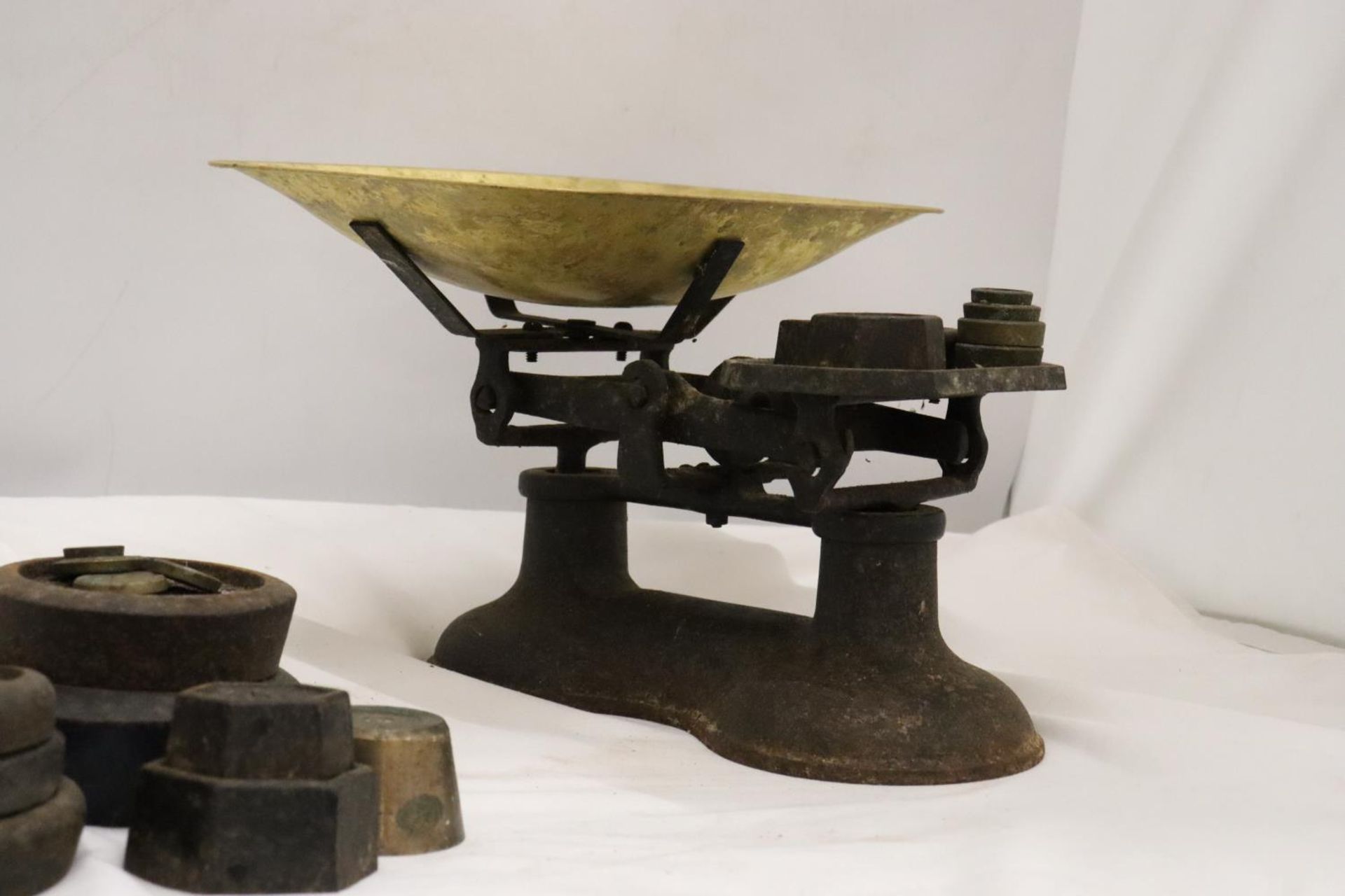 A HEAVY CAST SET OF VINTAGE SCALES WITH A BRASS PAN AND WEIGHTS - Image 6 of 6