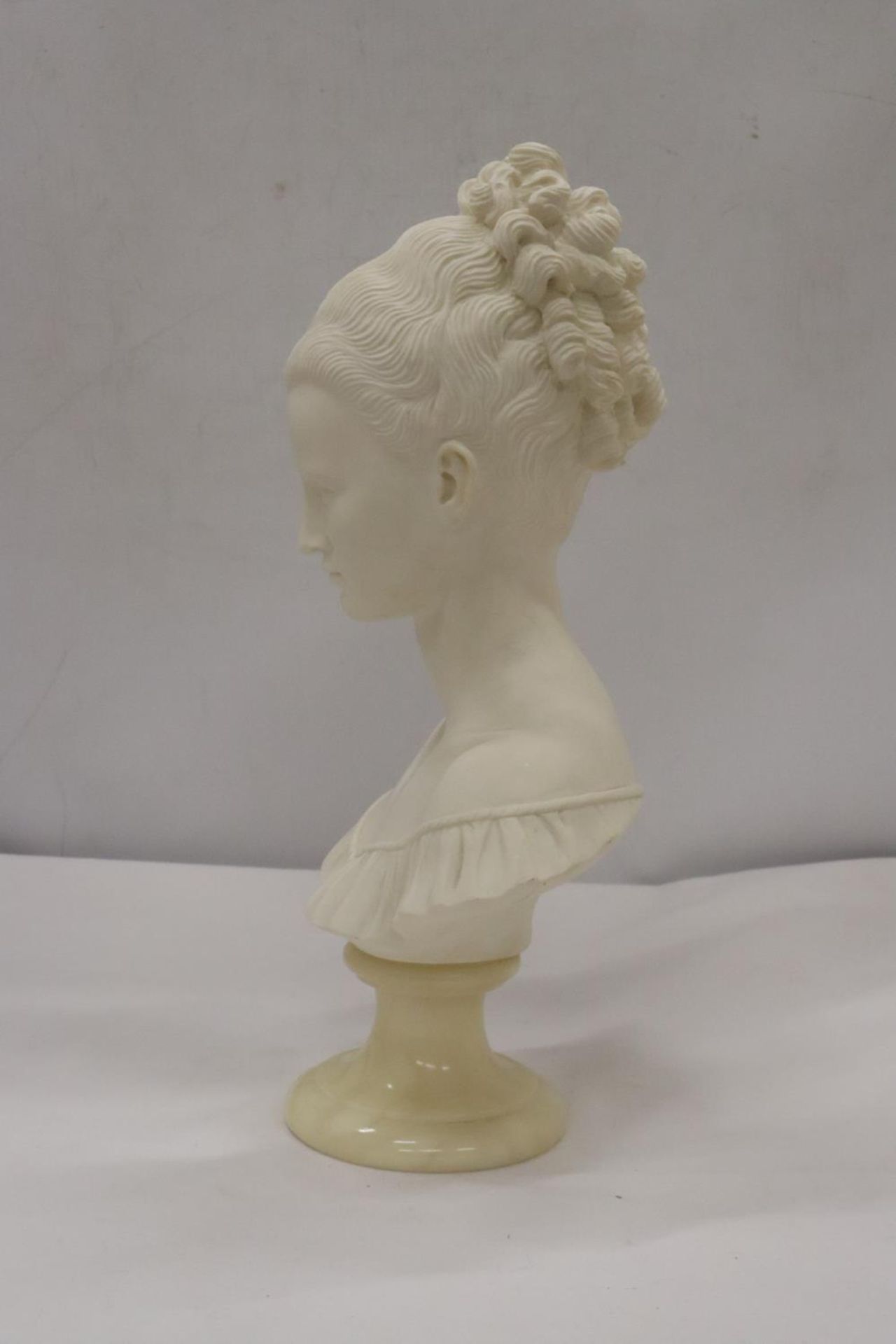 A BUST OF A LADY ON A MARBLE PLINTH, HEIGHT 33CM - Bild 2 aus 4